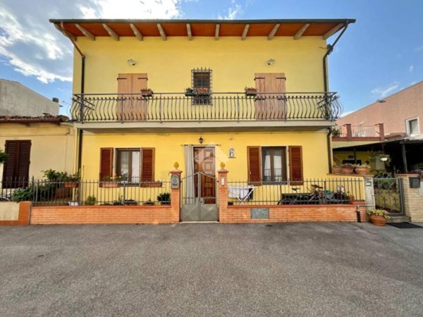 casa indipendente in vendita a Prato in zona Vergaio