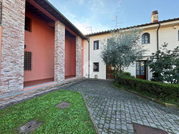 casa indipendente in vendita a Prato in zona Paperino