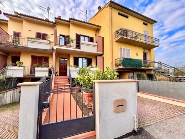 casa indipendente in vendita a Prato in zona Casale