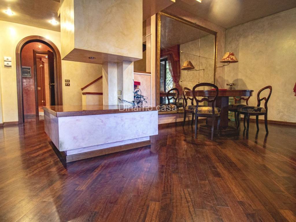 casa indipendente in vendita a Prato in zona Santa Lucia
