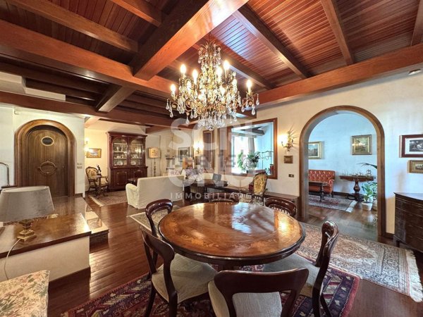 casa indipendente in vendita a Prato in zona Santa Lucia