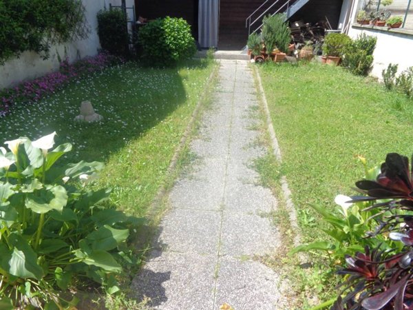 casa indipendente in vendita a Prato in zona Iolo