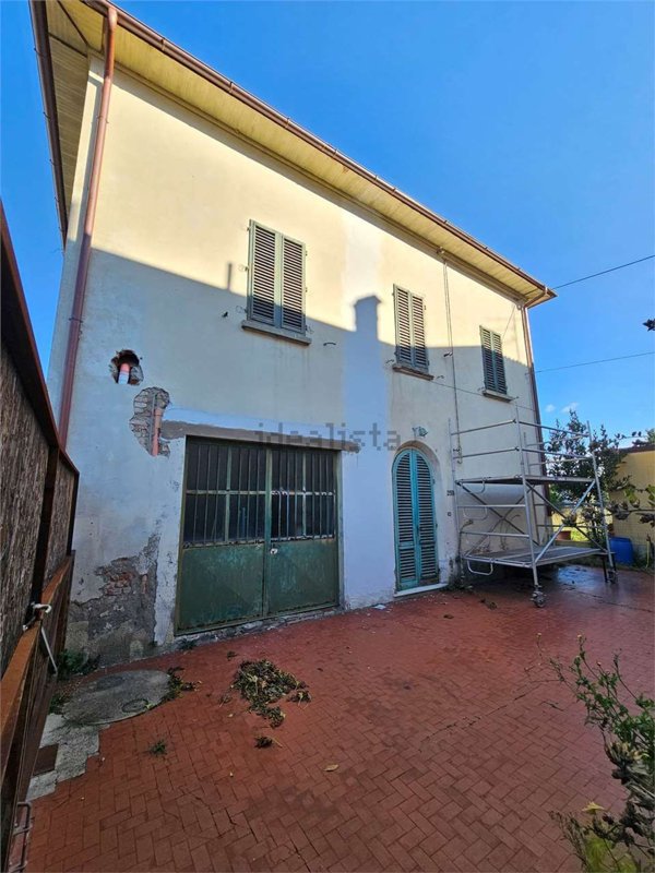 casa indipendente in vendita a Prato in zona Paperino