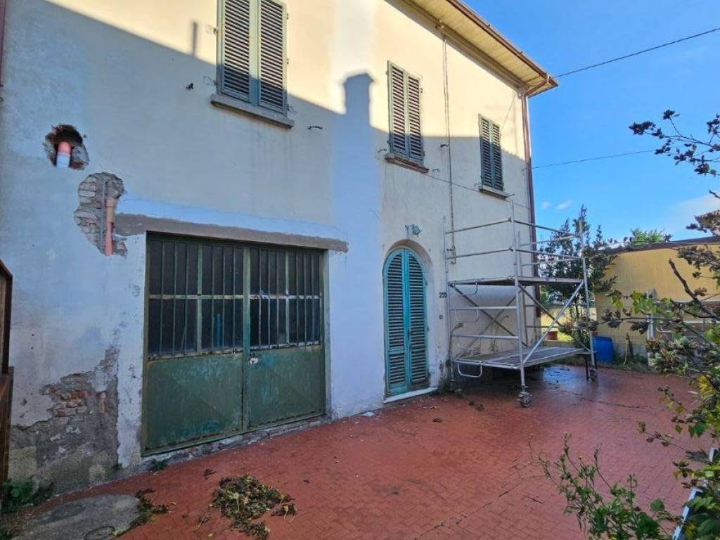 casa indipendente in vendita a Prato in zona Paperino