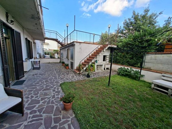 casa indipendente in vendita a Prato in zona Viaccia