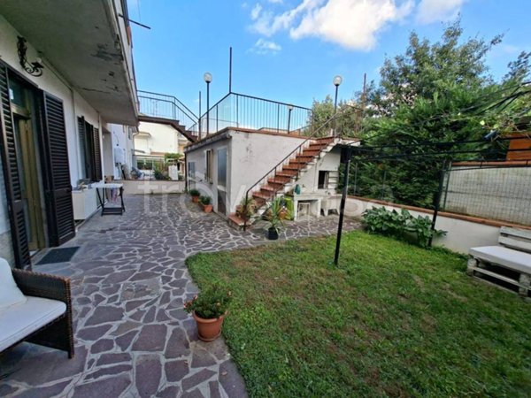 casa indipendente in vendita a Prato in zona Viaccia