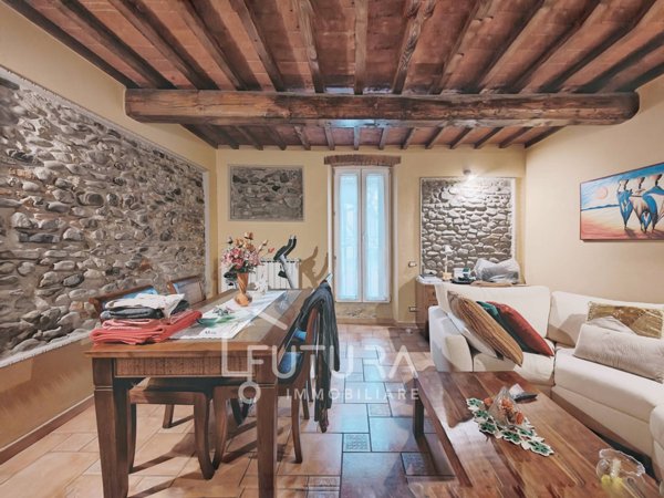 casa indipendente in vendita a Prato