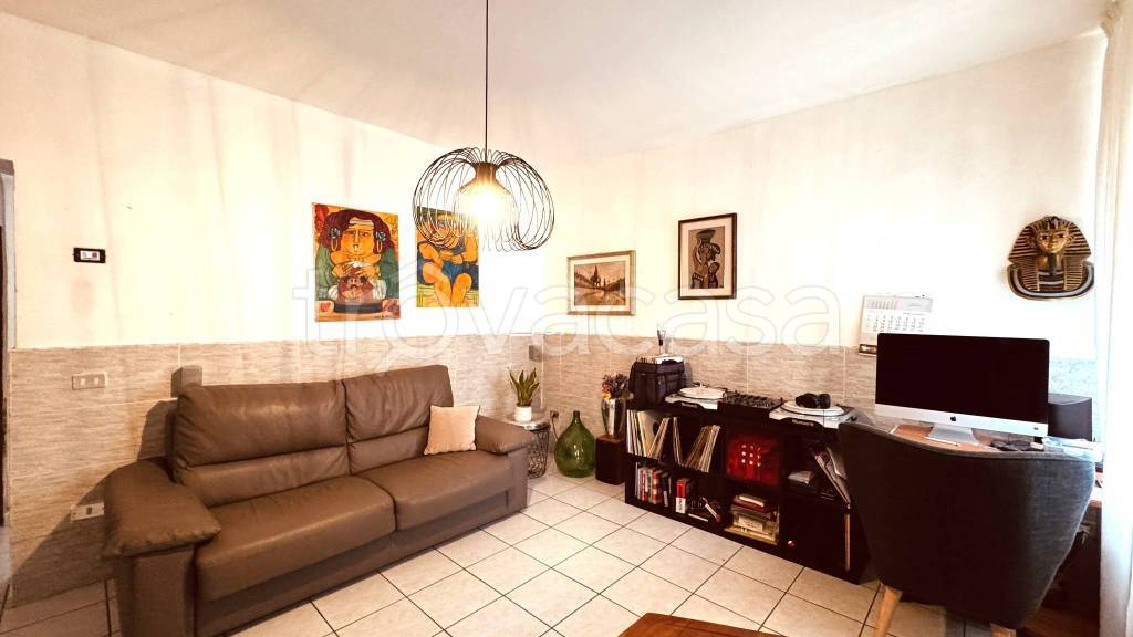 casa indipendente in vendita a Prato in zona Santa Lucia