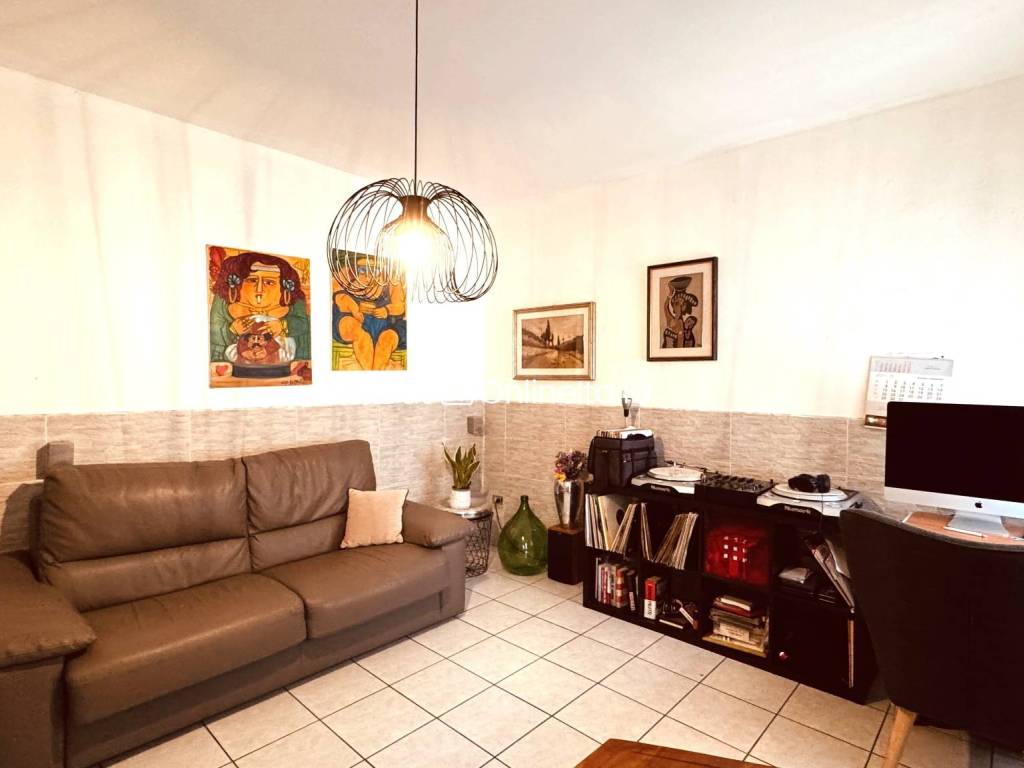 casa indipendente in vendita a Prato in zona Santa Lucia