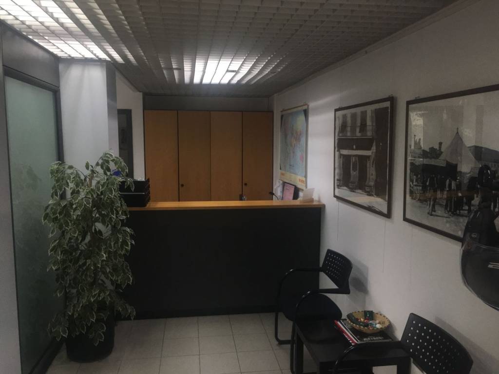 ufficio in vendita a Prato in zona Santa Gonda