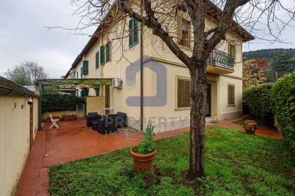 casa indipendente in vendita a Prato