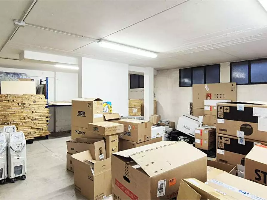 locale commerciale in vendita a Prato in zona Tobbiana