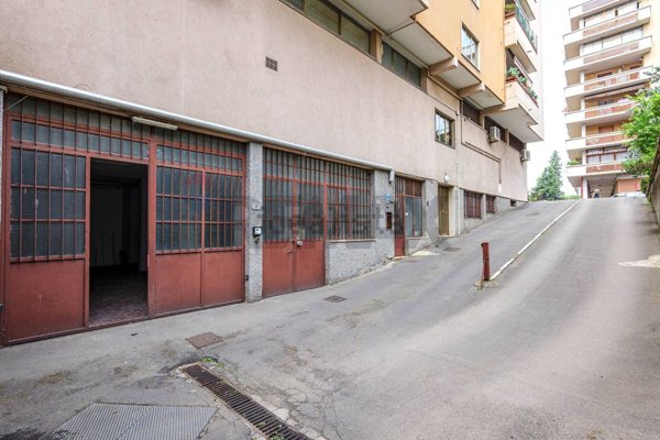 locale commerciale in vendita a Prato
