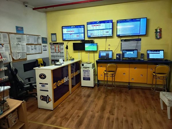 negozio in vendita a Prato in zona Carteano