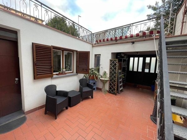 casa indipendente in vendita a Prato in zona Le Badie