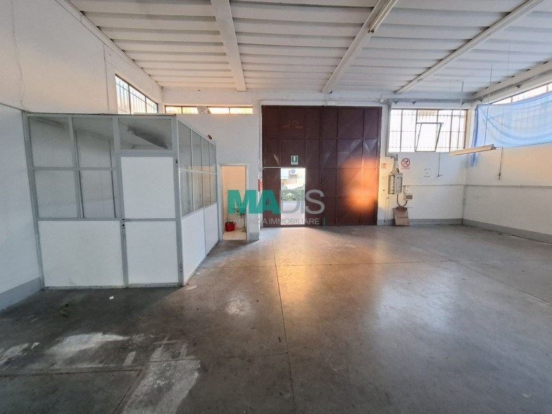 locale commerciale in vendita a Prato in zona Paperino