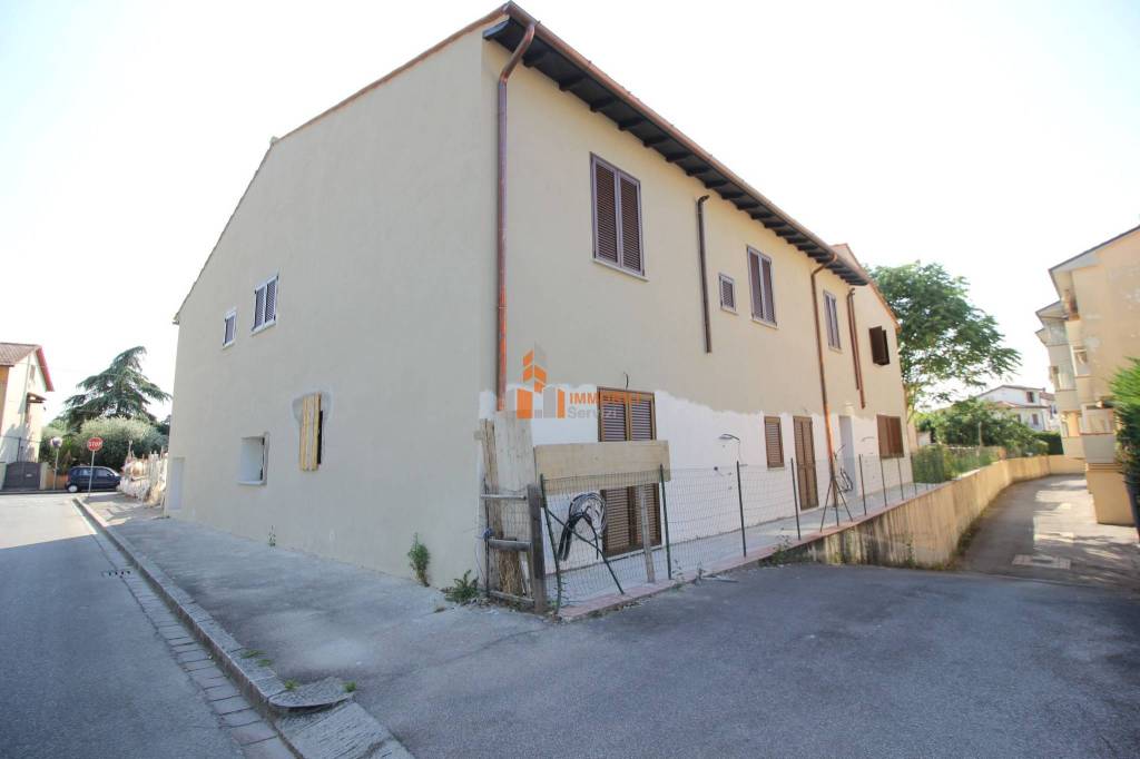 casa indipendente in vendita a Prato in zona Vergaio