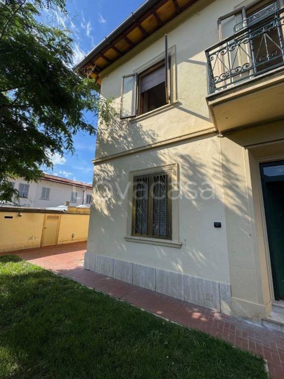 casa indipendente in vendita a Prato