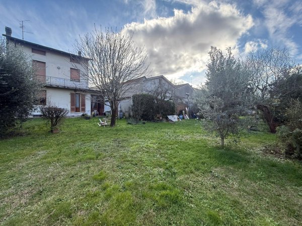 casa indipendente in vendita a Prato in zona Iolo