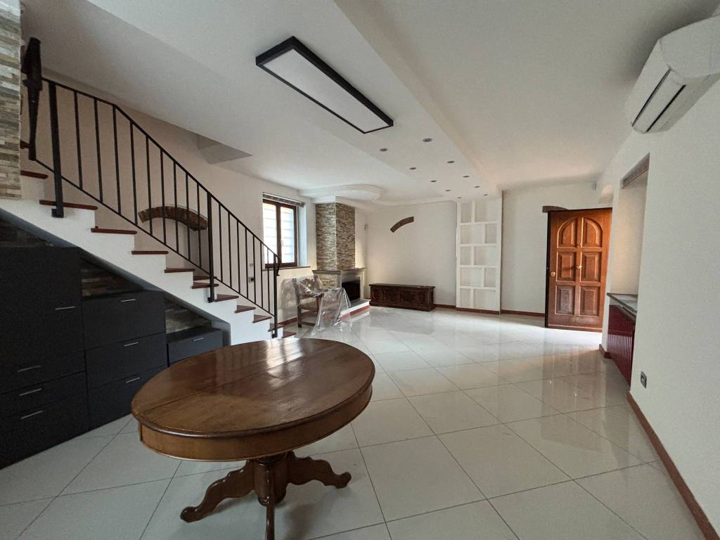 casa indipendente in vendita a Prato