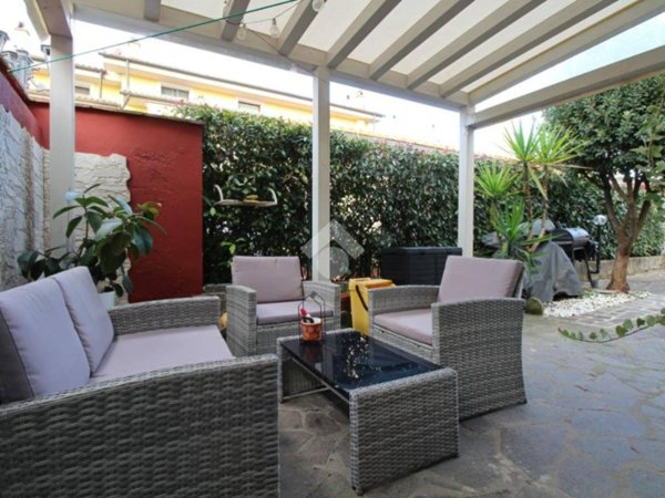 casa indipendente in vendita a Prato in zona Castelnuovo