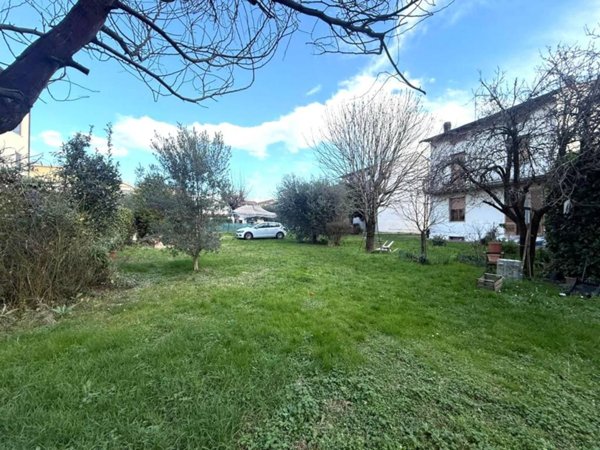 casa indipendente in vendita a Prato in zona Iolo