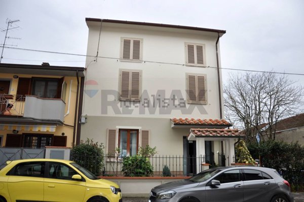 casa indipendente in vendita a Prato