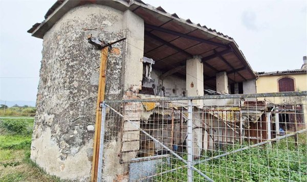 casa indipendente in vendita a Prato in zona Iolo