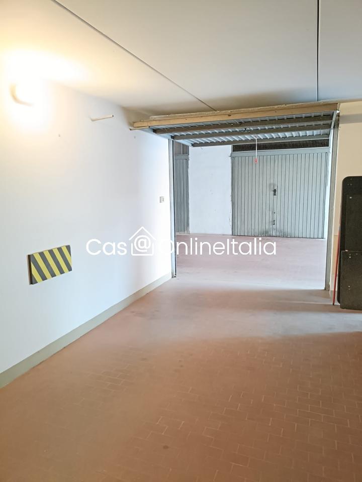 locale di sgombero in vendita a Prato in zona Narnali