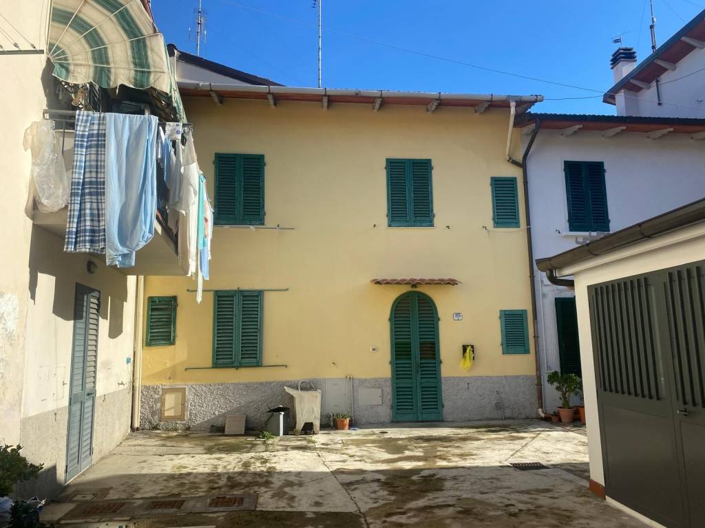 casa indipendente in vendita a Prato in zona Sant'Ippolito