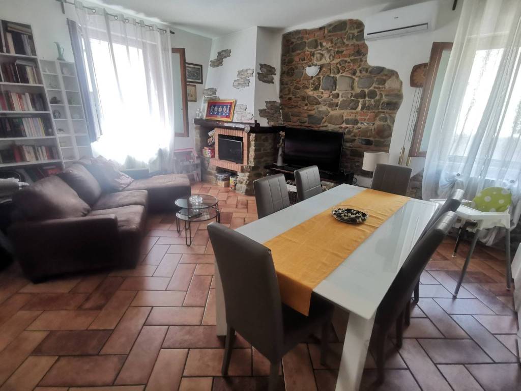 casa indipendente in vendita a Prato in zona Iolo