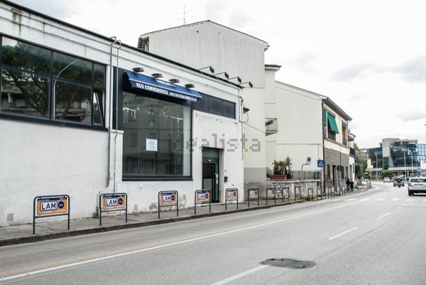 locale commerciale in vendita a Prato