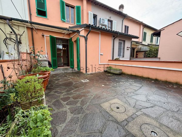 casa indipendente in vendita a Prato in zona Castelnuovo