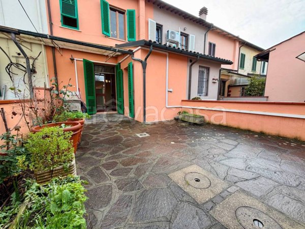 casa indipendente in vendita a Prato in zona Tavola