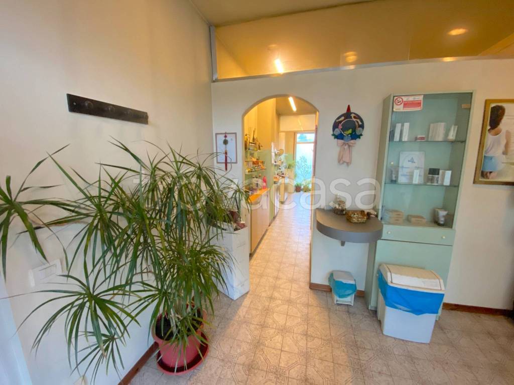 negozio in vendita a Prato in zona Santa Lucia