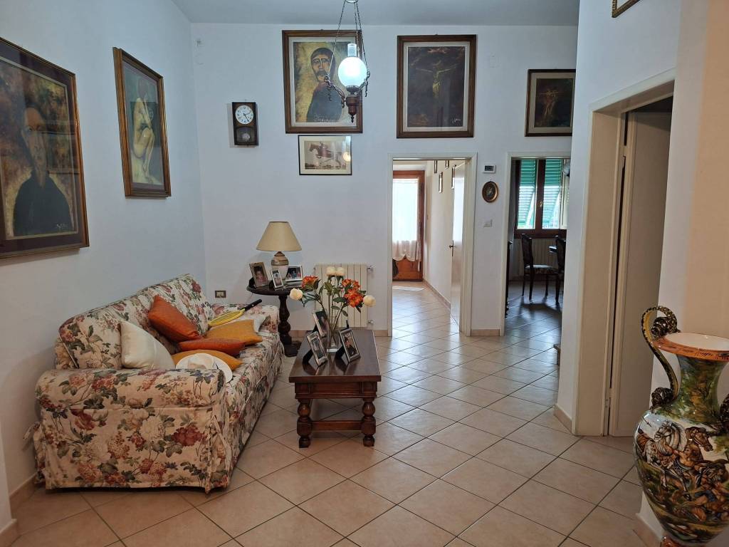casa indipendente in vendita a Prato in zona Viaccia