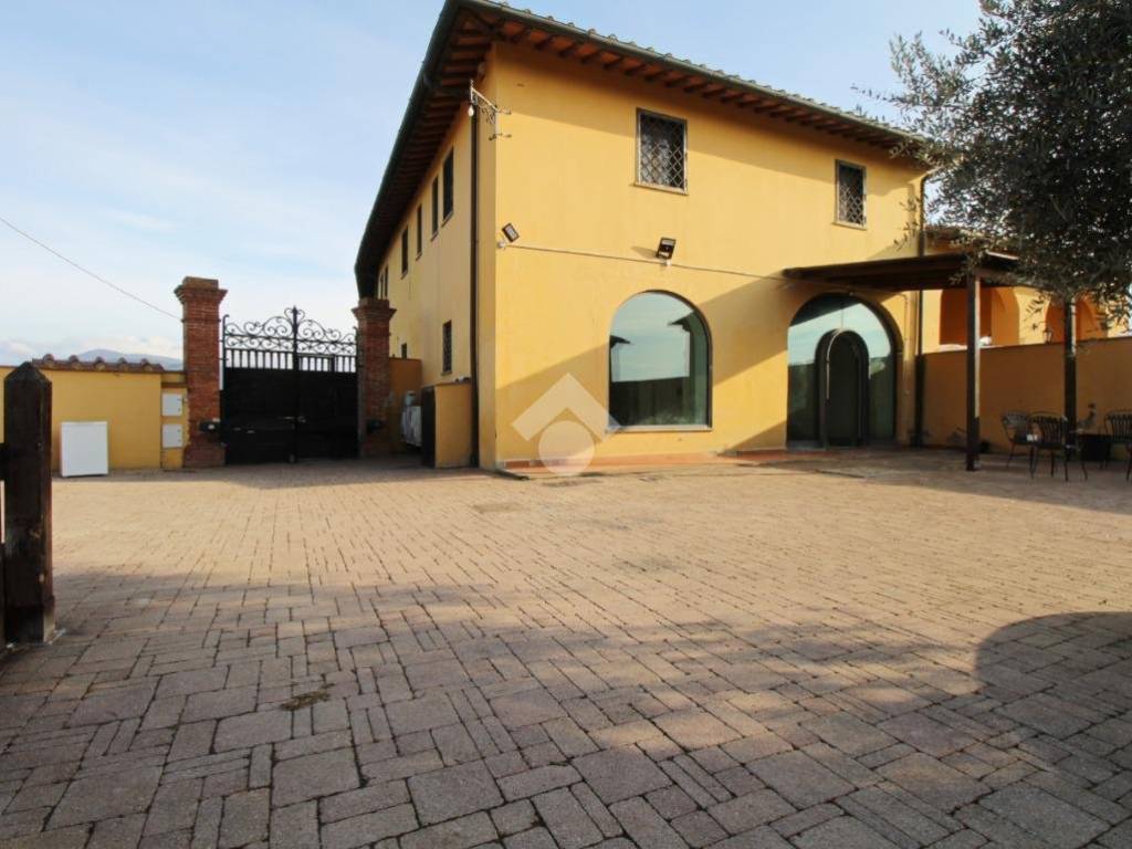 casa indipendente in vendita a Prato in zona Paperino