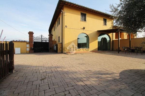 casa indipendente in vendita a Prato in zona Paperino