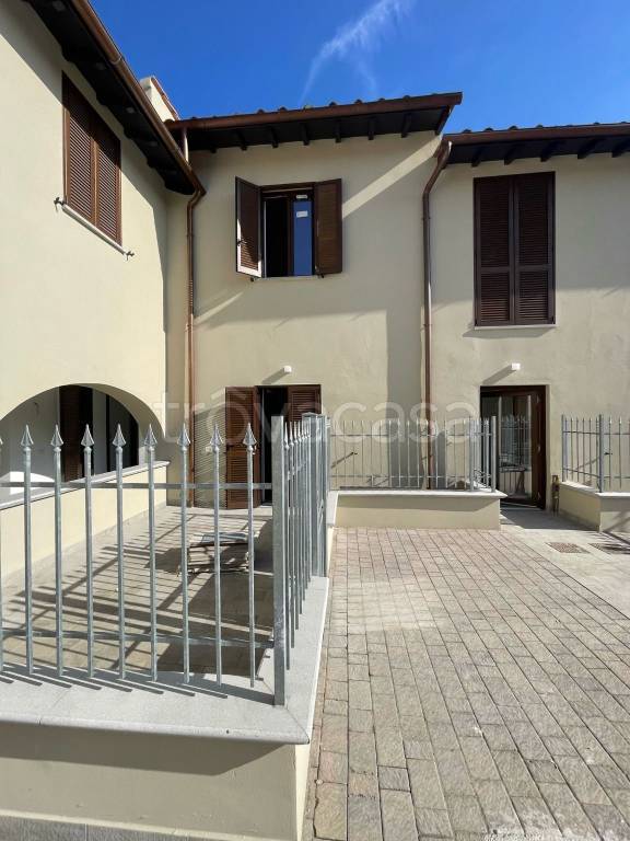 casa indipendente in vendita a Prato in zona Vergaio