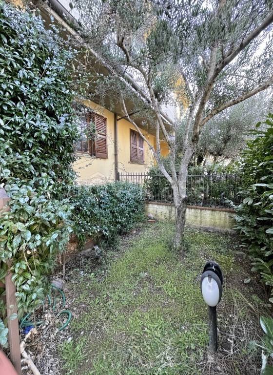 casa indipendente in vendita a Prato in zona Grignano