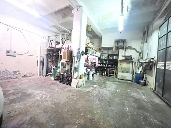 locale commerciale in vendita a Prato