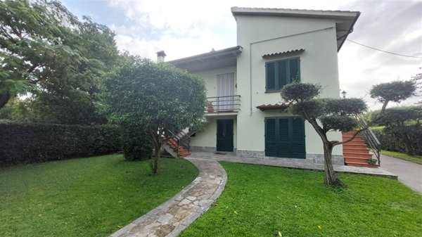 casa indipendente in vendita a Prato in zona Iolo