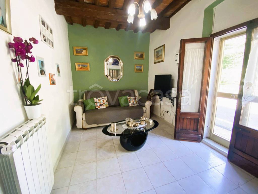 casa indipendente in vendita a Prato in zona Castelnuovo