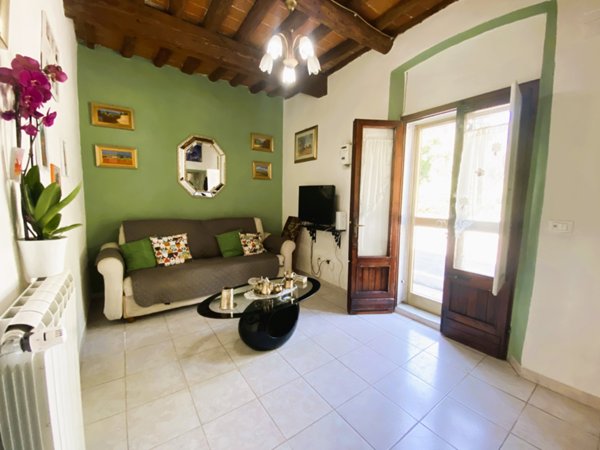 casa indipendente in vendita a Prato in zona Castelnuovo