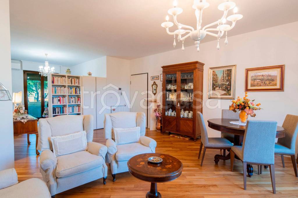 casa indipendente in vendita a Prato in zona Casale