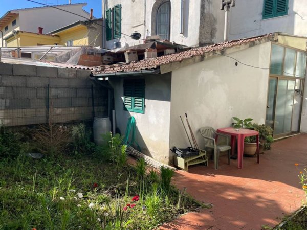 casa indipendente in vendita a Prato in zona Sant'Ippolito