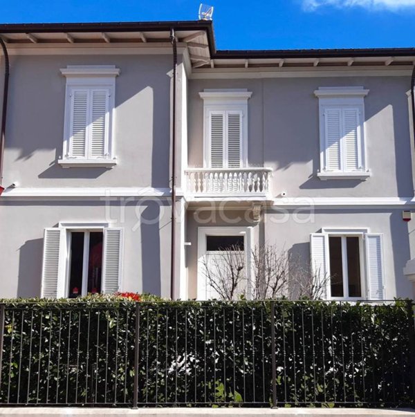 casa indipendente in vendita a Prato in zona Canneto