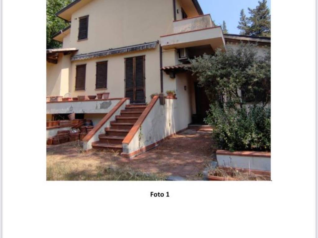 casa indipendente in vendita a Prato in zona Santa Lucia