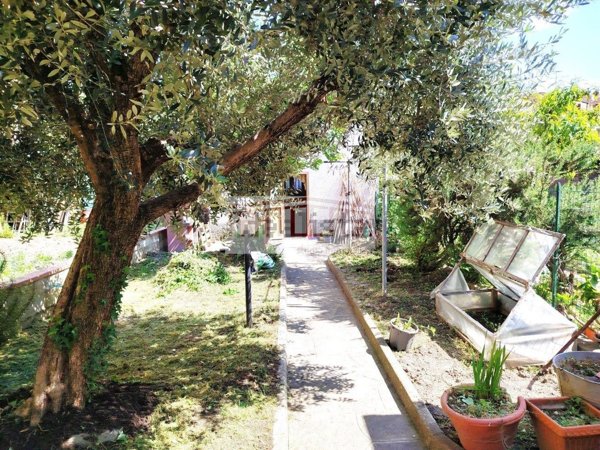 casa indipendente in vendita a Prato in zona Iolo