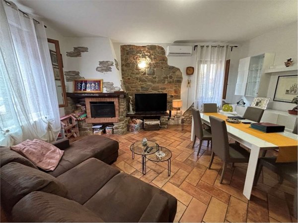 casa indipendente in vendita a Prato in zona Iolo